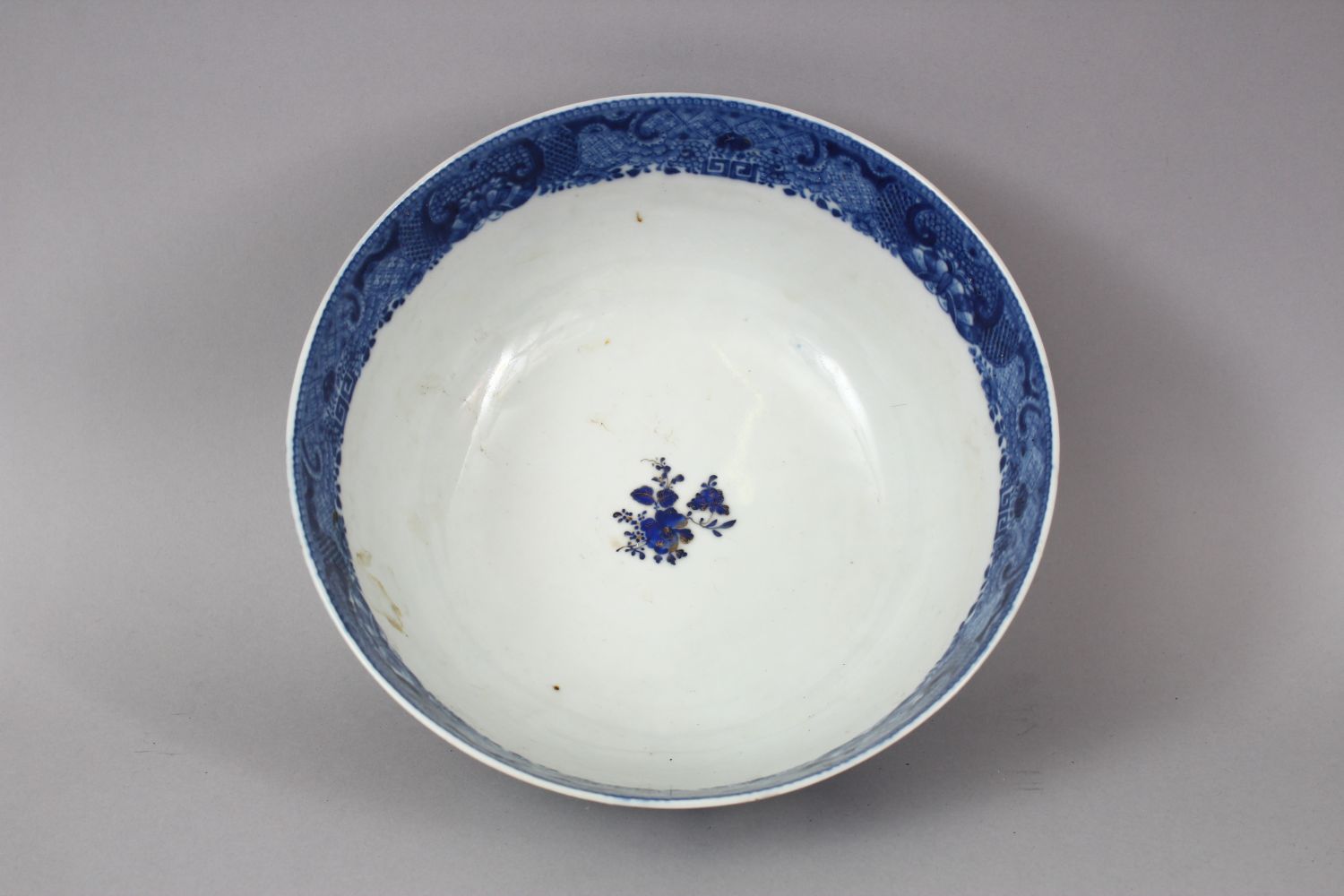 A FINE 18TH CENTURY CHINESE QIANLONG ARMORIAL PORCELAIN BOWL, the bowl with a finely painted band of - Image 5 of 6