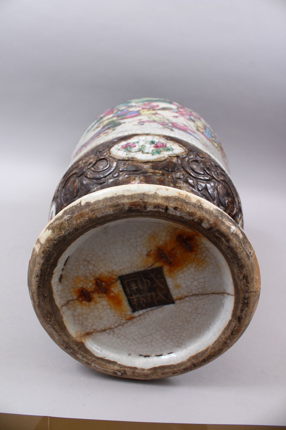 A 19TH CENTURY CHINESE FAMILLE ROSE CRACKLE GLAZED PORCELAIN VASE, painted with a battle scene, - Image 7 of 8