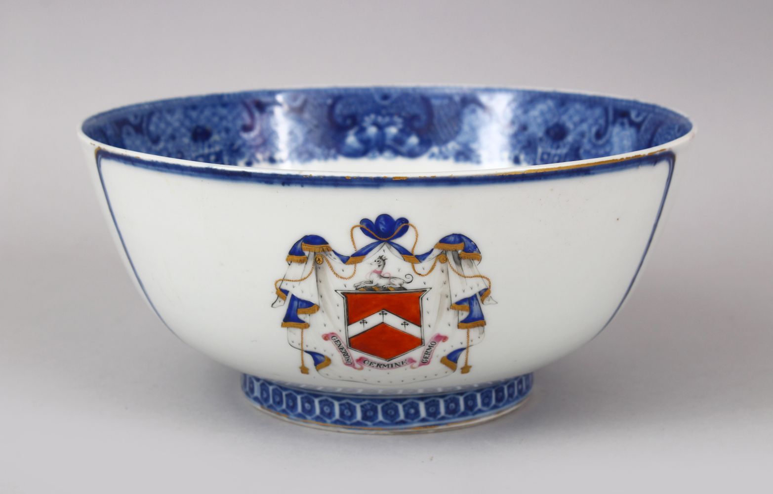 A FINE 18TH CENTURY CHINESE QIANLONG ARMORIAL PORCELAIN BOWL, the bowl with a finely painted band of