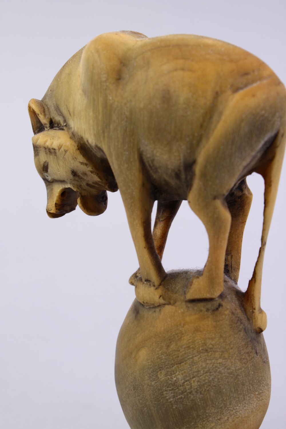 A PAIR OF CARVED HORN WOLF FIGURES, stood on balls mounted to wooden bases, 15.5cm. - Image 6 of 6