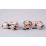 A GOOD PAIR OF JAPANESE MEIJI PERIOD IMARI PORCELAIN NETSUKE OF DOGS, 5cm & 4cm.