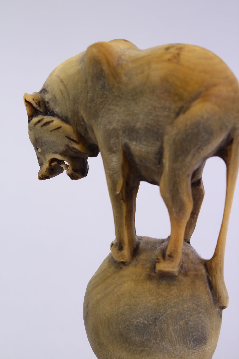 A PAIR OF CARVED HORN WOLF FIGURES, stood on balls mounted to wooden bases, 15.5cm. - Image 5 of 6