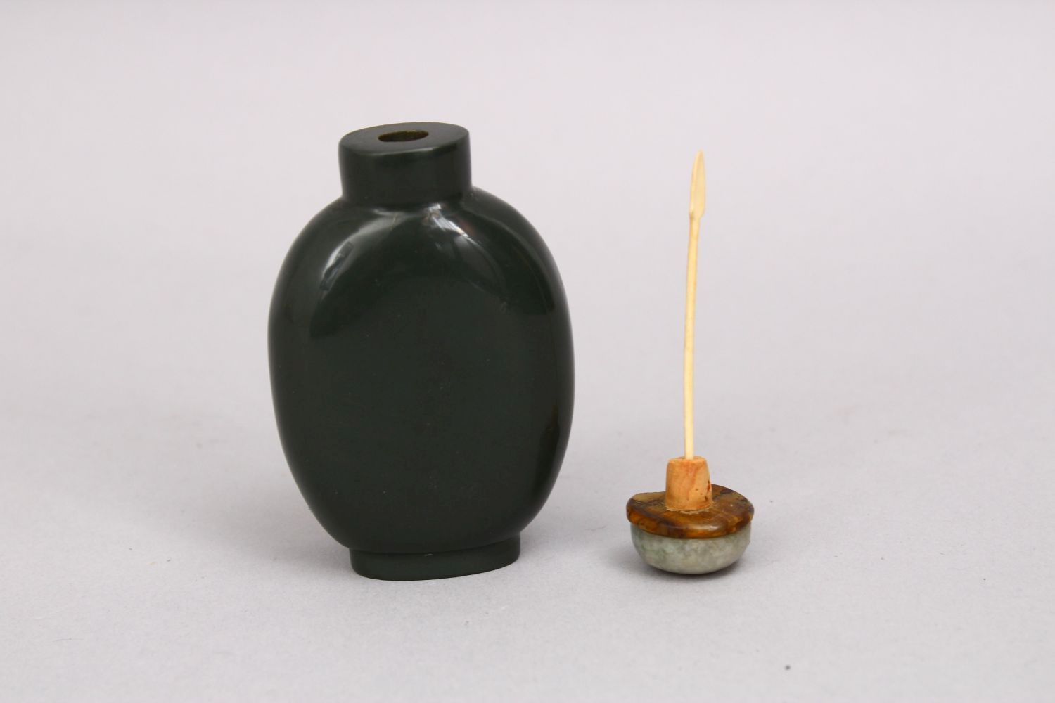 A GOOD 19TH / 20TH CENTURY CHINESE CARVED GLASS OVERLAID SNUFF BOTTLE, with a hardstone stopper - Image 2 of 2