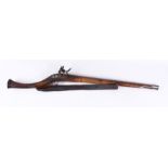 A 18TH / 19TH CENTURY PERSIAN SHORT RIFLE WITH AN EARLY OTTOMAN WATERED STEEL BARREL, 100CM