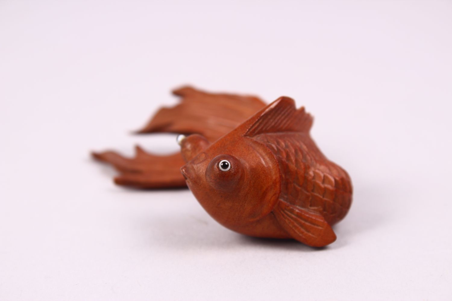 A CHINESE CARVED BOXWOOD/ WOODEN FIGURE OF A GOLDFISH, with glass inset eyes, 3cm x 8cm. - Image 2 of 5