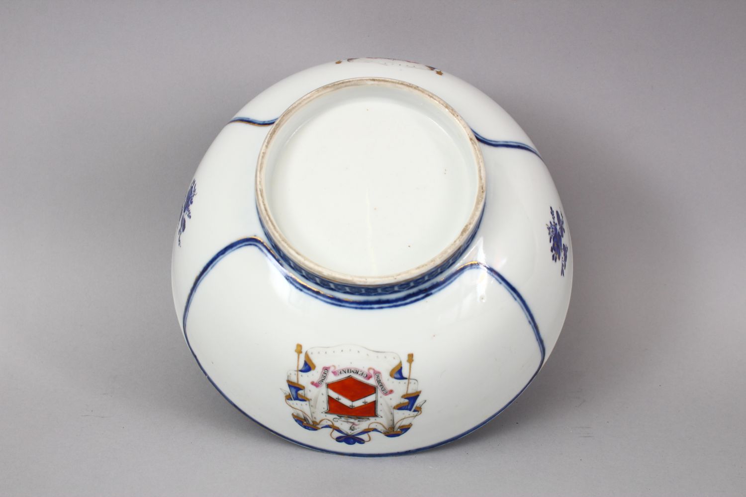 A FINE 18TH CENTURY CHINESE QIANLONG ARMORIAL PORCELAIN BOWL, the bowl with a finely painted band of - Image 6 of 6
