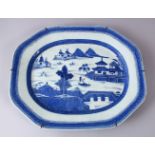 A LARGE 18TH CENTURY CHINESE BLUE & WHITE PORCELAIN SERVING DISH, decorated with typical qianlong