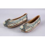 A GOOD PAIR OF 19TH / 20TH CENTURY CHINESE EMBROIDERED LADIES SHOES, finely embroidered with birds