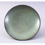 A CHINESE CELADON GE WARE PORCELAIN SAUCER DISH, 19CM.