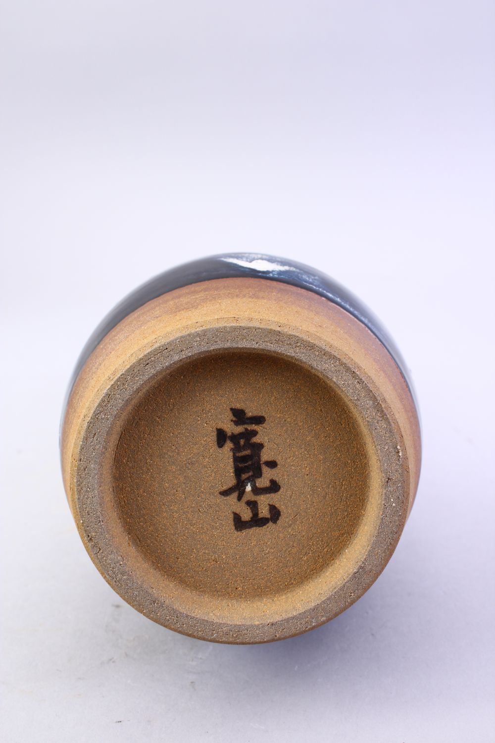 A GOOD JAPANESE 20TH CENTURY STUDIO POTTERY VASE BY KANZAN SHINKAI, KYOTO, the vase with a blue & - Image 8 of 10