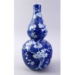 A GOOD CHINESE BLUE & WHITE DOUBLE GOURD PORCELAIN VASE, the body of the vase decorated with blossom
