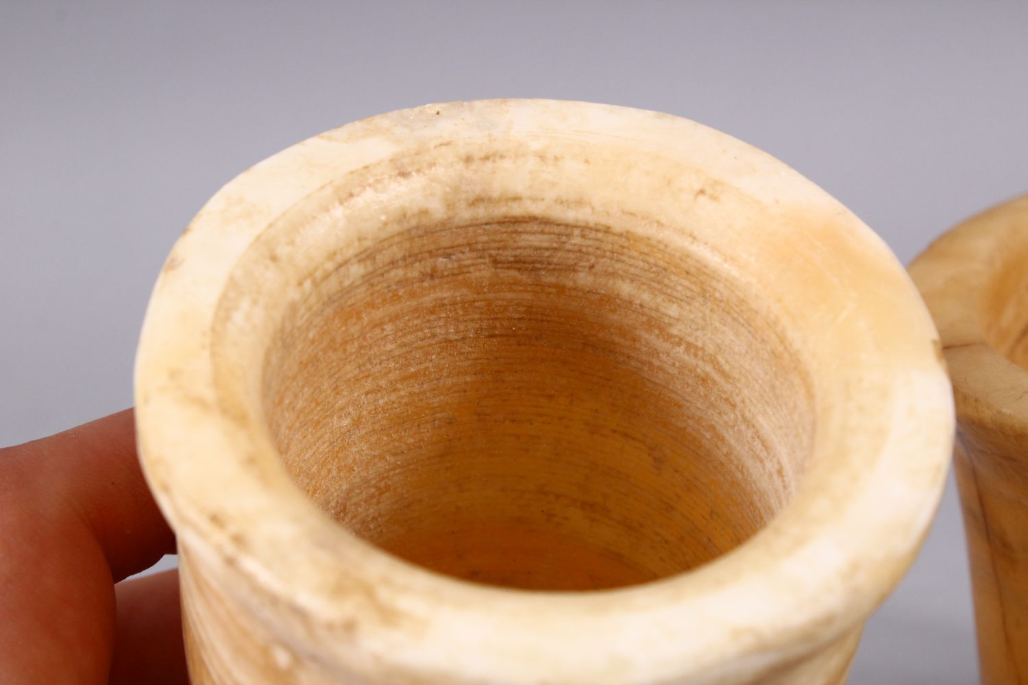 A GOOD CARVED ALABASTER CYLINDRICAL CUP AND BOWL, 12CM HIGH & 10CM, 14CM diameter and 8CM. - Image 4 of 6