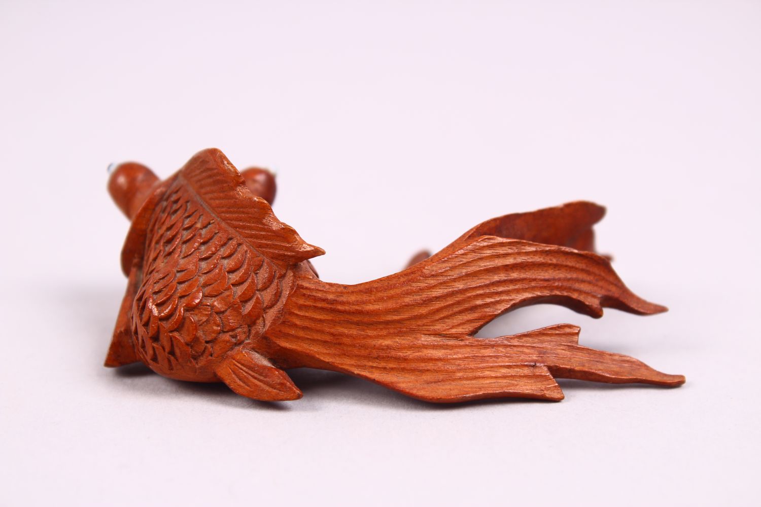 A CHINESE CARVED BOXWOOD/ WOODEN FIGURE OF A GOLDFISH, with glass inset eyes, 3cm x 8cm. - Image 3 of 5