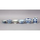 SIX 18TH / 19TH CENTURY CHINESE BLUE & WHITE / FAMILLE ROSE PORCELAIN ITEMS, two small kangxi tea