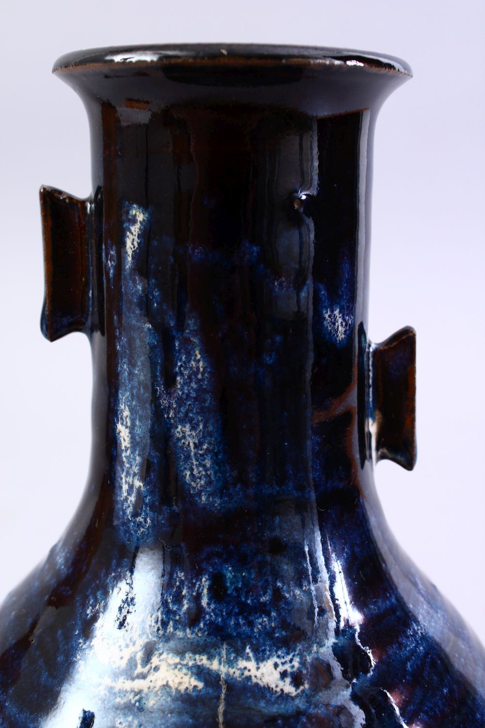 A GOOD JAPANESE 20TH CENTURY STUDIO POTTERY VASE BY KANZAN SHINKAI, KYOTO, the vase with a blue & - Image 7 of 10