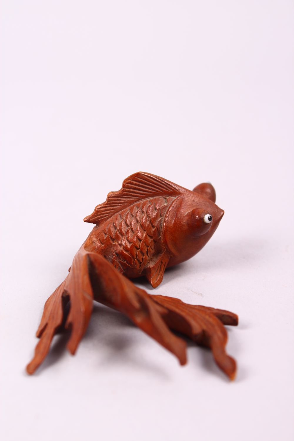 A CHINESE CARVED BOXWOOD/ WOODEN FIGURE OF A GOLDFISH, with glass inset eyes, 3cm x 8cm. - Image 4 of 5