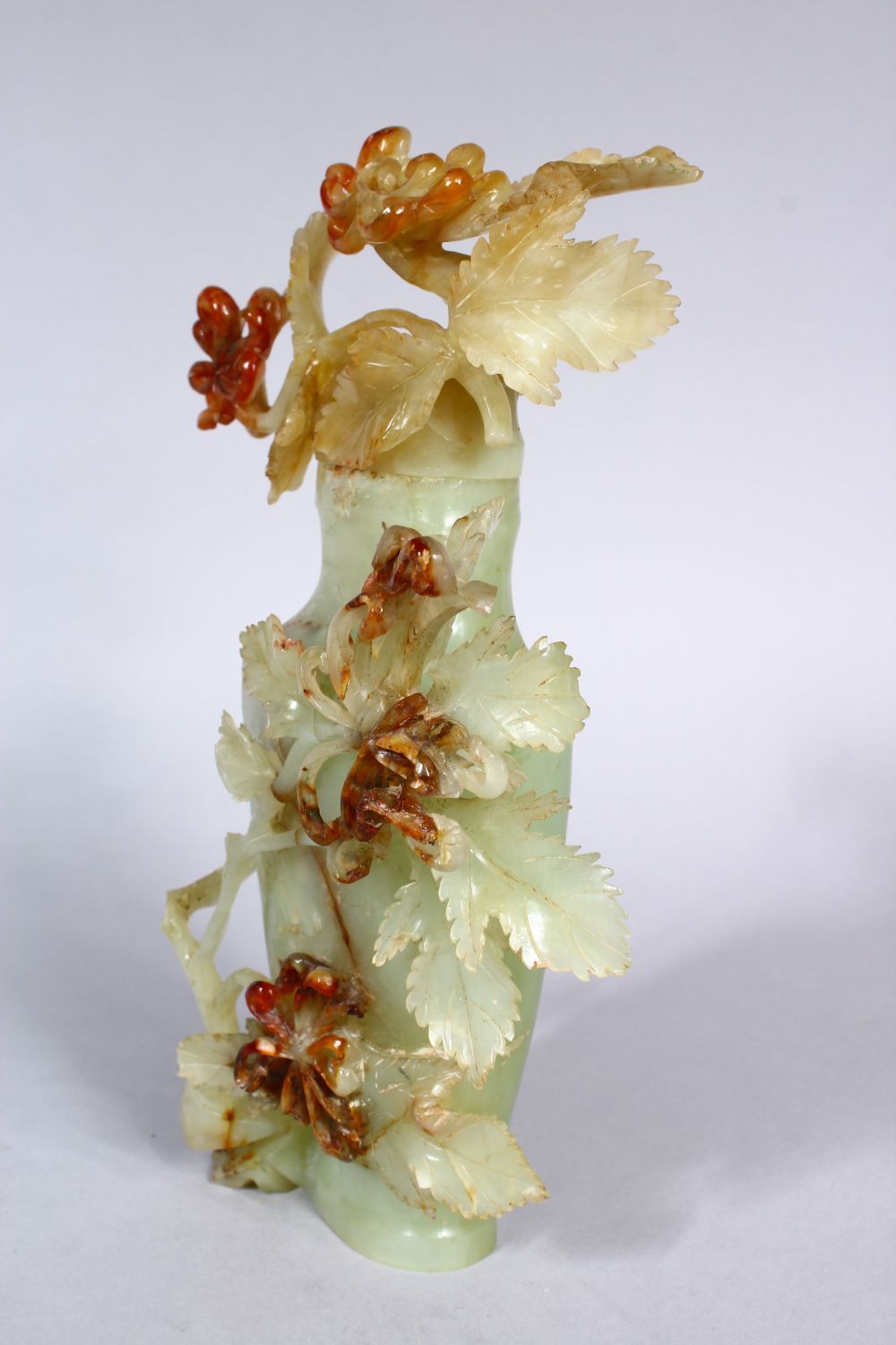 A GOOD 19TH CENTURY CHINESE CARVED JADE VASE AND COVER, the vase with carved detailed flora and - Image 4 of 9