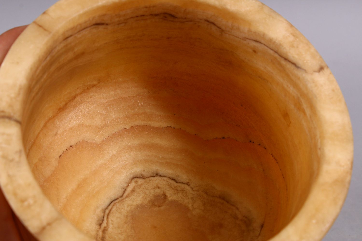 A GOOD CARVED ALABASTER CYLINDRICAL CUP AND BOWL, 12CM HIGH & 10CM, 14CM diameter and 8CM. - Image 5 of 6