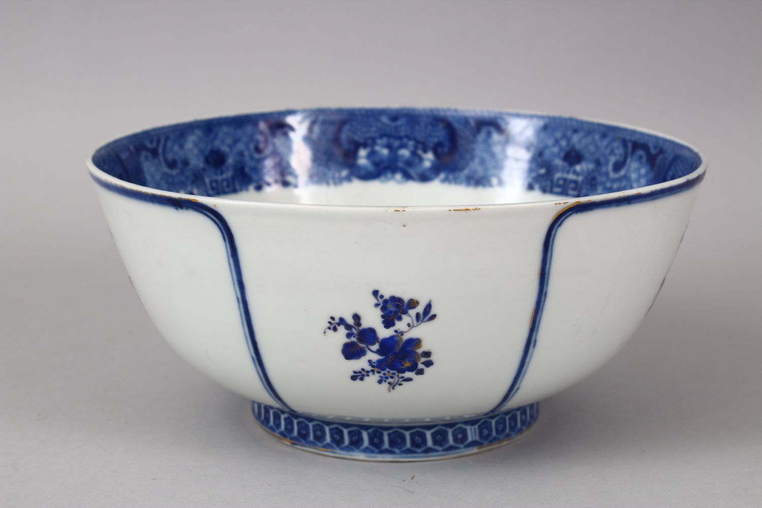 A FINE 18TH CENTURY CHINESE QIANLONG ARMORIAL PORCELAIN BOWL, the bowl with a finely painted band of - Image 2 of 6