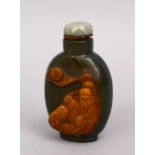 A GOOD 19TH / 20TH CENTURY CHINESE CARVED GLASS OVERLAID SNUFF BOTTLE, with a hardstone stopper