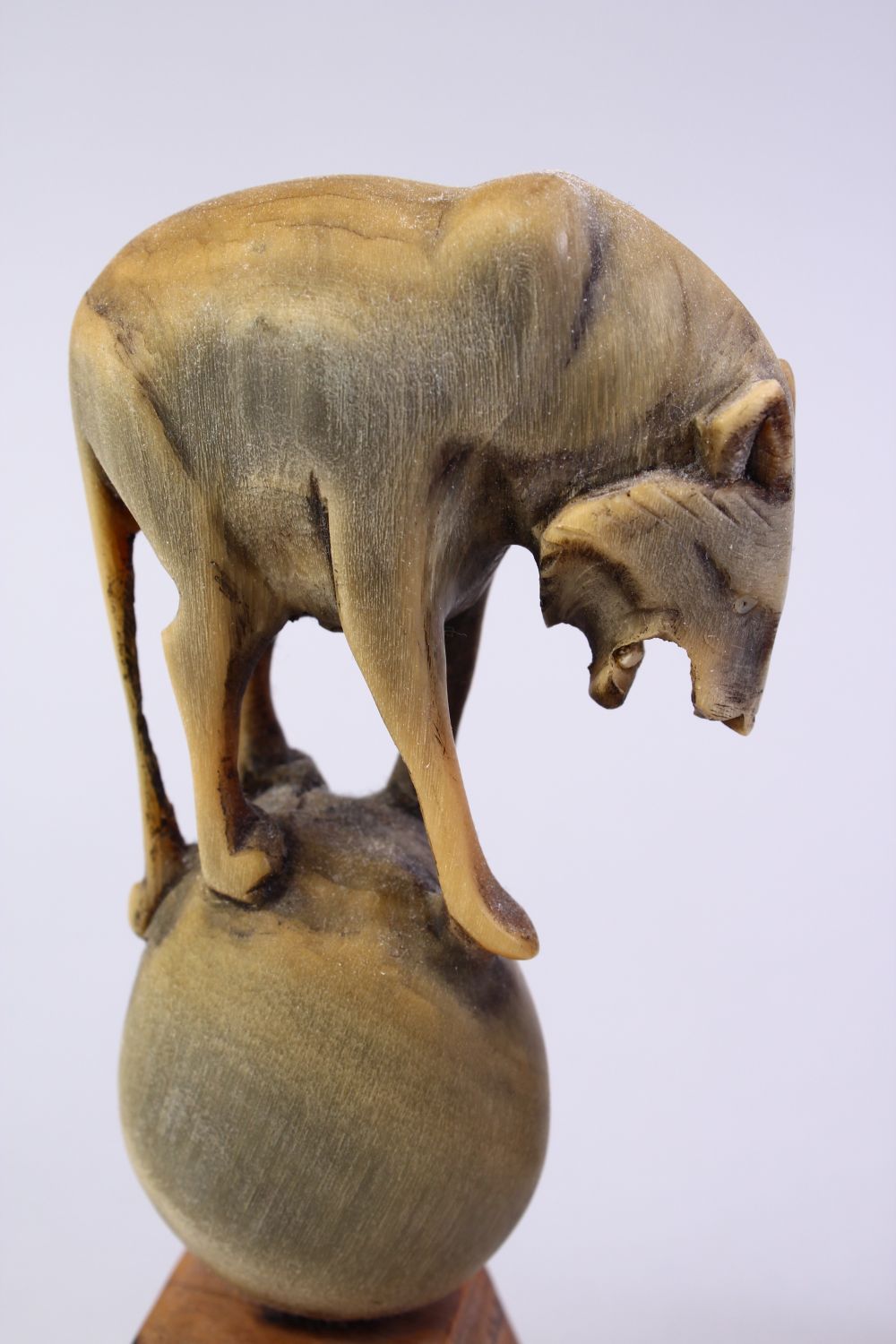 A PAIR OF CARVED HORN WOLF FIGURES, stood on balls mounted to wooden bases, 15.5cm. - Image 4 of 6