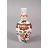 A FINE QUALITY YONGZHENG STYLE FAMILLE ROSE PORCELAIN DOUBLE GOURD SNUFF BOTTLE, 7.5cm.