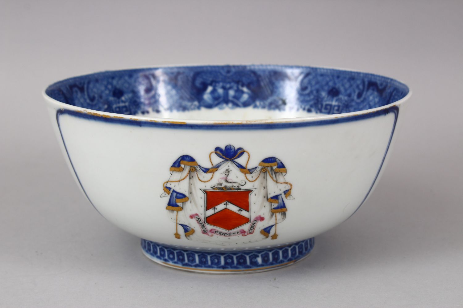 A FINE 18TH CENTURY CHINESE QIANLONG ARMORIAL PORCELAIN BOWL, the bowl with a finely painted band of - Image 3 of 6