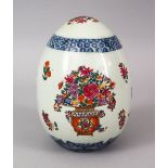 A GOOD 18TH / 19TH CENTURY CHINESE QIANLONG FAMILLE ROSE PORCELAIN EGG, decorated with underglaze