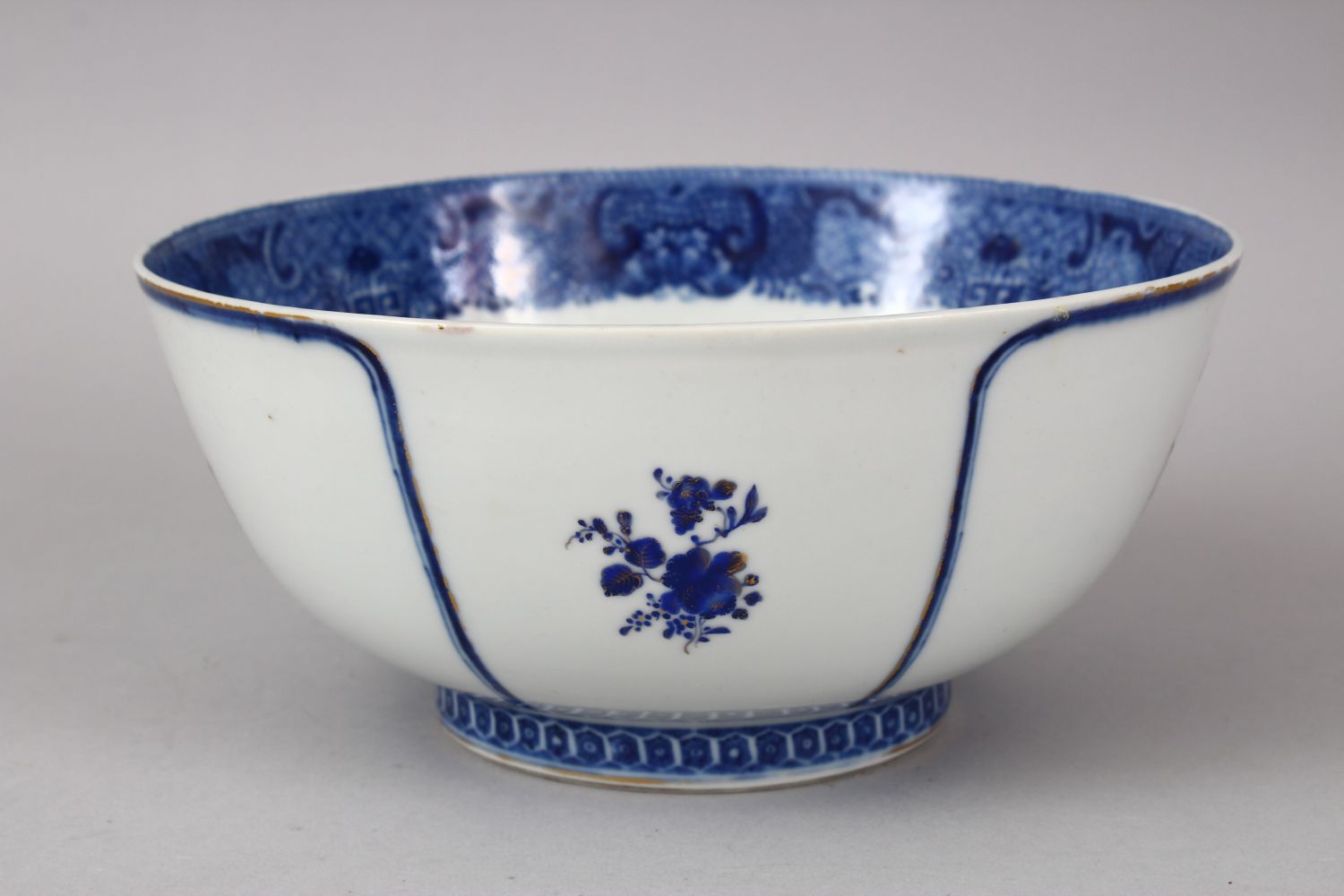 A FINE 18TH CENTURY CHINESE QIANLONG ARMORIAL PORCELAIN BOWL, the bowl with a finely painted band of - Image 4 of 6