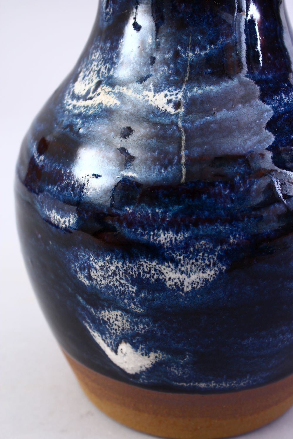 A GOOD JAPANESE 20TH CENTURY STUDIO POTTERY VASE BY KANZAN SHINKAI, KYOTO, the vase with a blue & - Image 6 of 10