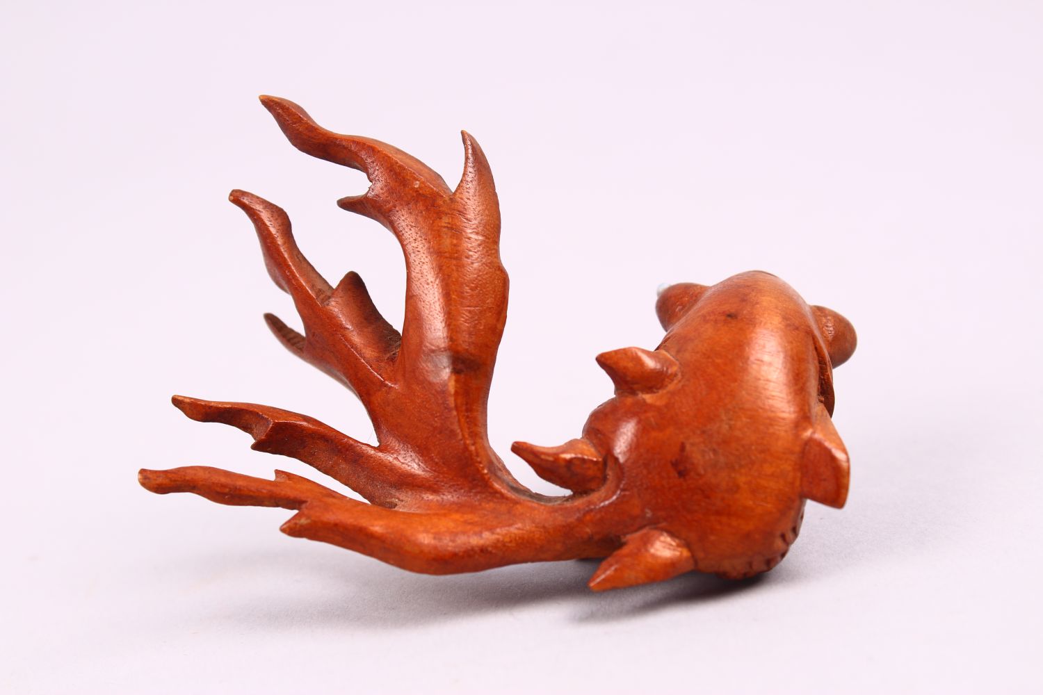 A CHINESE CARVED BOXWOOD/ WOODEN FIGURE OF A GOLDFISH, with glass inset eyes, 3cm x 8cm. - Image 5 of 5