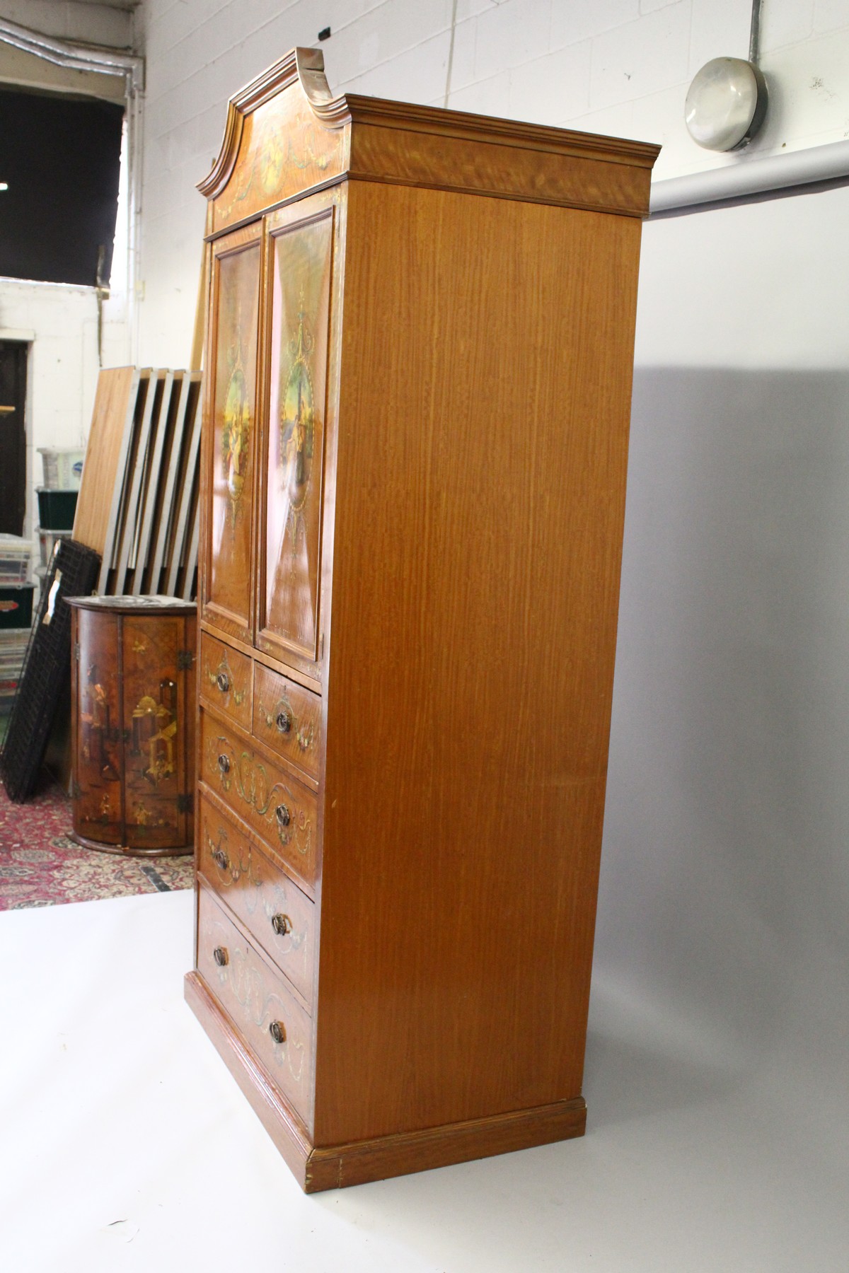 A VERY GOOD EDWARDIAN SHERATON REVIVAL SATINWOOD AND PAINTED WARDROBE, with a shaped cornice, pair - Image 8 of 9