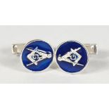 A PAIR OF SILVER AND BLUE ENAMEL MASONIC CUFFLINKS.