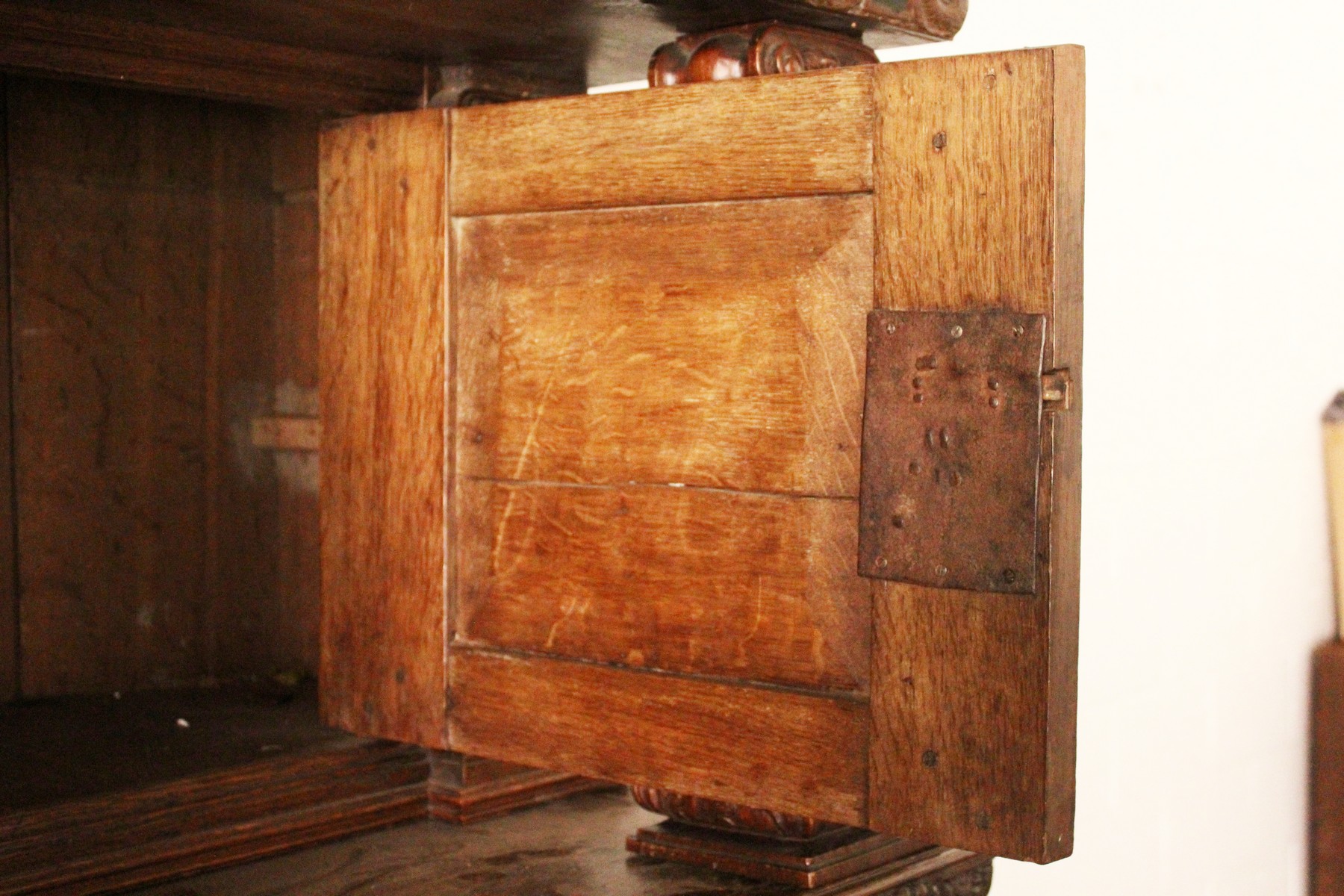 A GOOD 17TH CENTURY FLEMISH OAK CUPBOARD, with carved cornice and frieze, carved with a vase and - Image 9 of 16