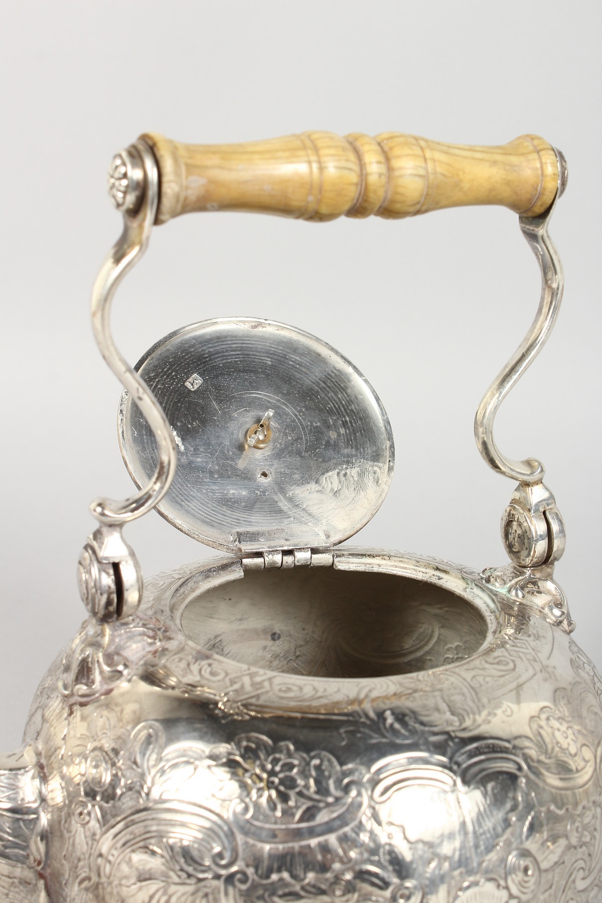 A GEORGE II TEA KETTLE with ivory handle. London 1730. Maker: Gabriel Sleath. - Image 5 of 7