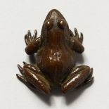 A SMALL JAPANESE BRONZE MODEL OF A FROG. 1.5ins long.