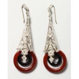 A PAIR OF 9CT GOLD AND SILVER SET DECO DESIGN AGATE AND ONYX DROP EARRINGS.