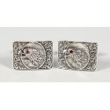 A PAIR OF SILVER AMERICAN EAGLE CUFFLINKS.