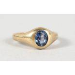 AN 18CT GOLD AND SAPPHIRE RING.