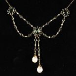 A 9CT GOLD AND SILVER, PERIDOT AND PEARL NECKLACE.