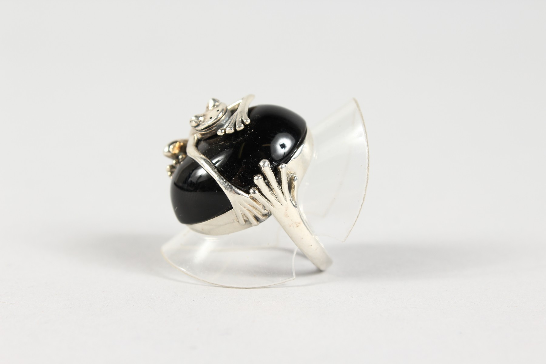 A SILVER RING MODELLED AS A FROG. - Image 2 of 2
