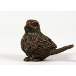 A SMALL JAPANESE BRONZE MODEL OF A BIRD. 2ins long.