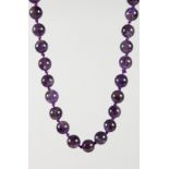 AN AMETHYST BEAD NECKLACE.