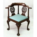 A VERY GOOD 18TH CENTURY MAHOGANY CORNER ARMCHAIR, possibly American/ Philadelphia, with a shaped