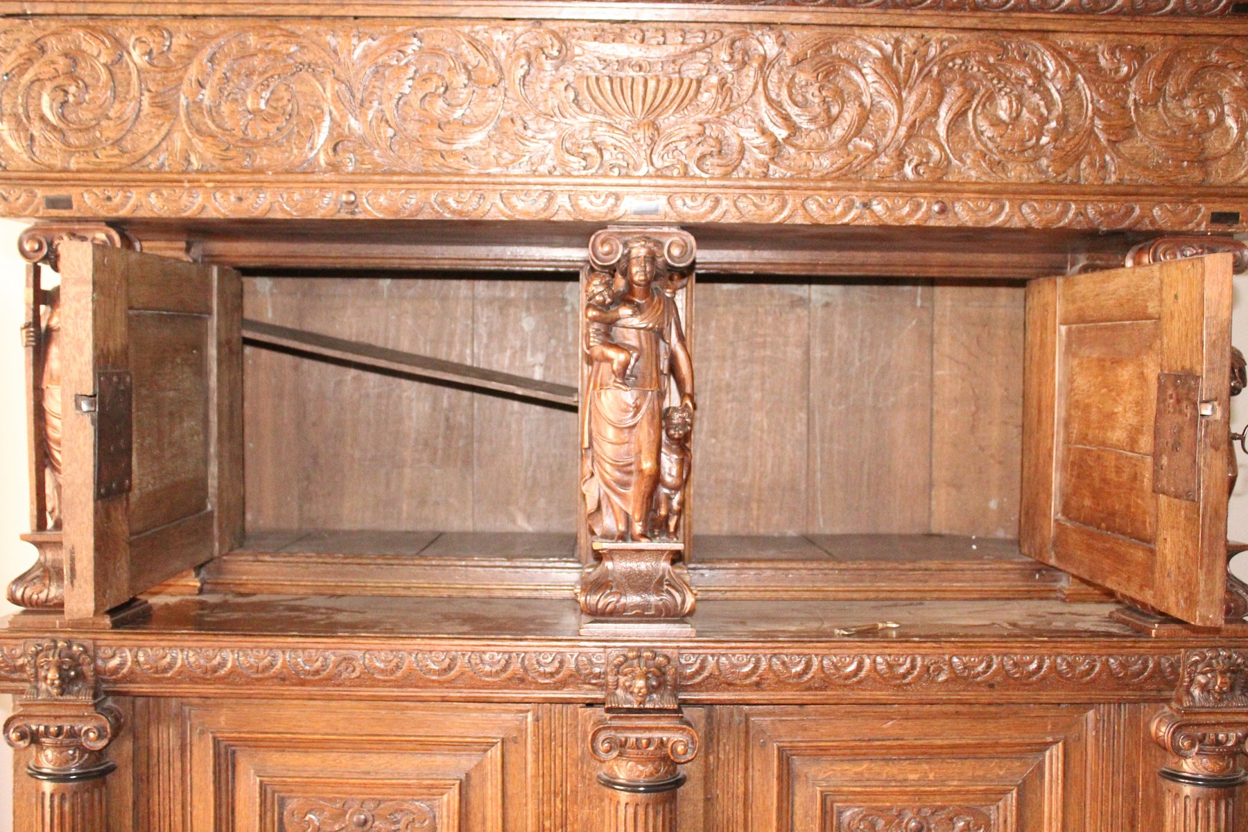 A GOOD 17TH CENTURY FLEMISH OAK CUPBOARD, with carved cornice and frieze, carved with a vase and - Image 8 of 16