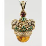 A SMALL RUSSIAN SILVER AND AMBER CROWN SHAPE PENDANT.