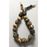 A VERY GOOD SET OF BLACK AND GOLD ROMAN BEADS.