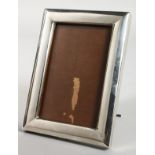 A PLAIN PHOTOGRAPH FRAME. 6.5ins x 4.5ins.