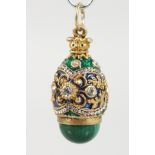 A SMALL RUSSIAN SILVER AND MALACHITE EGG SHAPE PENDANT.