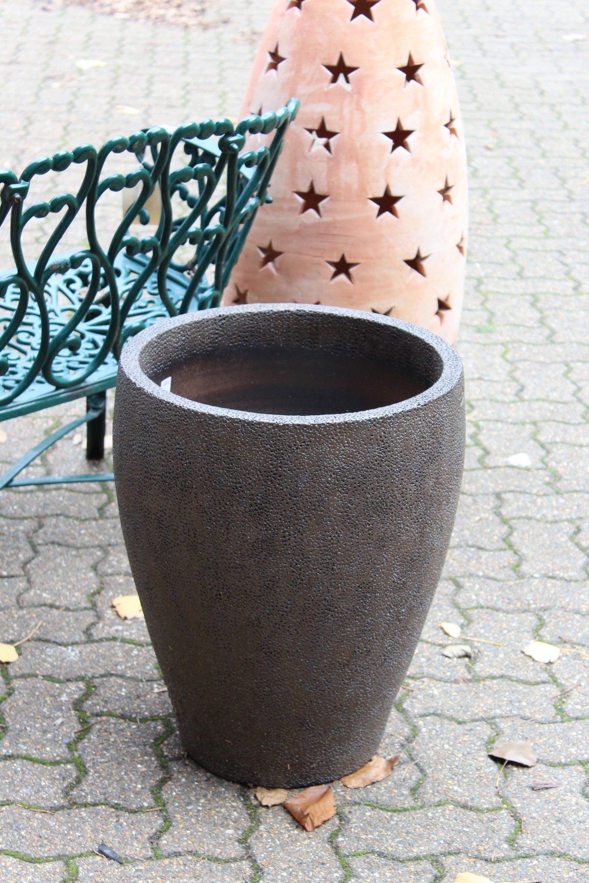 A good pair of modern garden planters. - Image 2 of 3